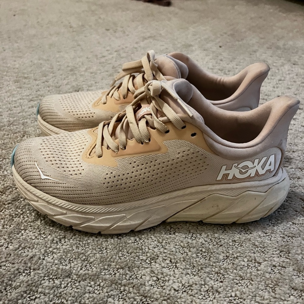 Women's HOKA Arahi 7 Running Shoes. 
Vanilla/Cream
Size 6.5